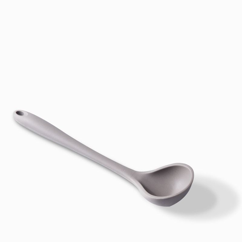 Cucharon-sopa-en-silicona-gris