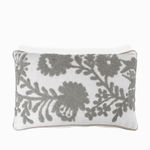 Cojin-beige-flores-bordadas-caqui30x50cm