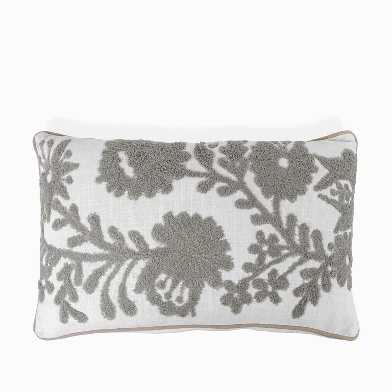 Cojin-beige-flores-bordadas-caqui30x50cm