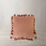 Cojin-borlas-rosado-60x60cm
