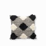Cojin--pompones-beige-y-negro-45x45cm