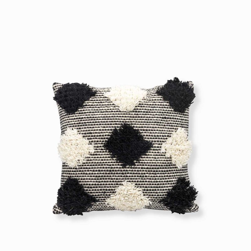 Cojin--pompones-beige-y-negro-45x45cm