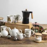 Cafetera-Moka-9-tazas-negra-mango-en-madera
