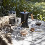 Cafetera-Moka-9-tazas-negra-mango-en-madera