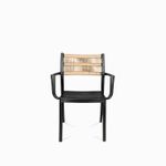 Silla-brazos-negra-con-espaldar-cuerdas-cafe