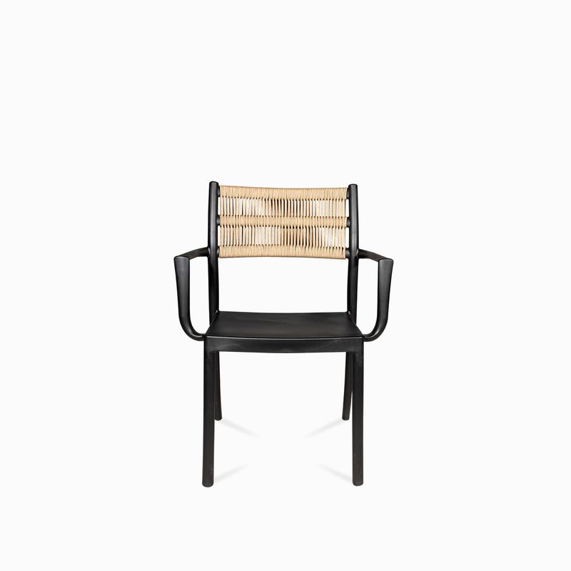 Silla-brazos-negra-con-espaldar-cuerdas-cafe
