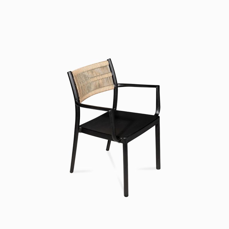 Silla-brazos-negra-con-espaldar-cuerdas-cafe
