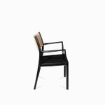 Silla-brazos-negra-con-espaldar-cuerdas-cafe