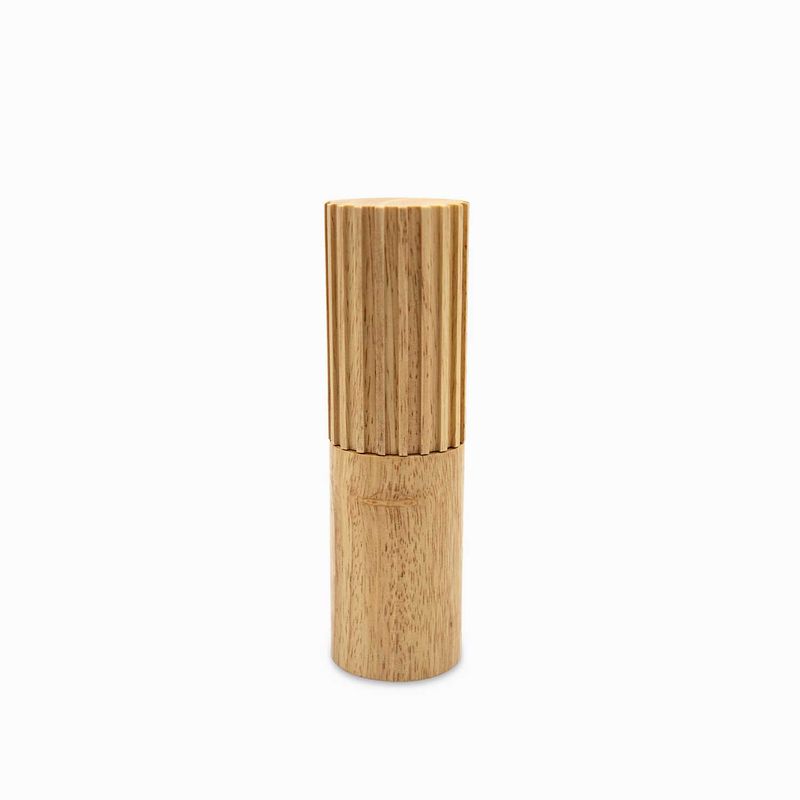 Moledor-de-sal-y-pimienta-blanco-madera