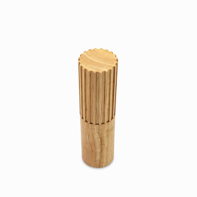 Moledor-de-sal-y-pimienta-blanco-madera
