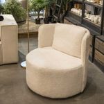 Poltrona-redonda-giratoria-beige-peludo