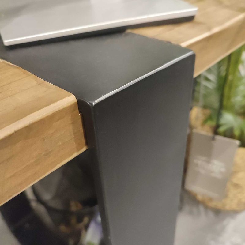 Escritorio-con-pata-de-metal