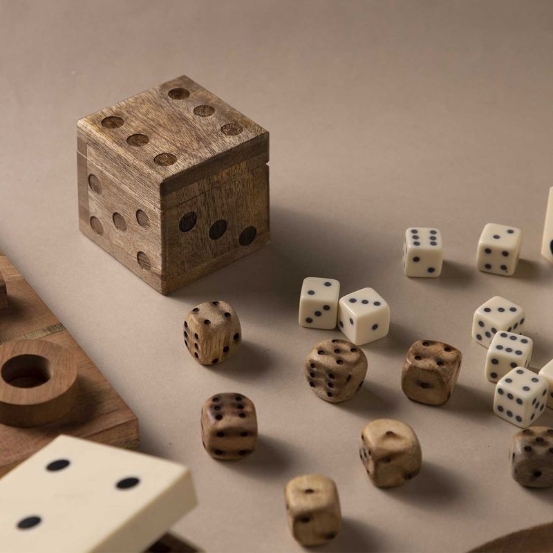 Juego-dados-en-madera