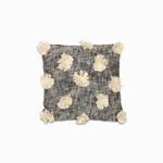 Cojin-pompones-beige
