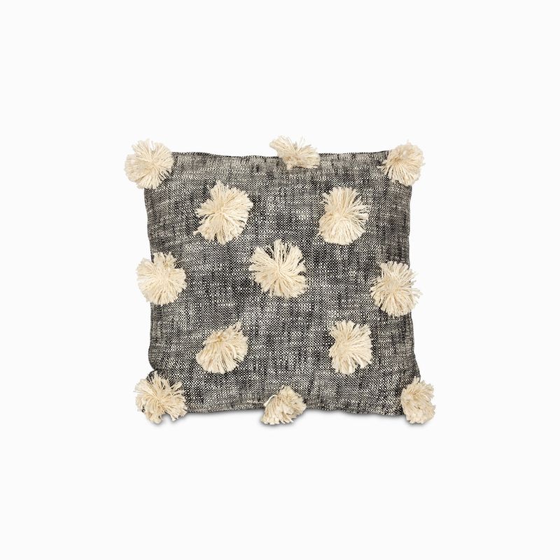Cojin-pompones-beige