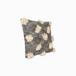 Cojin-pompones-beige