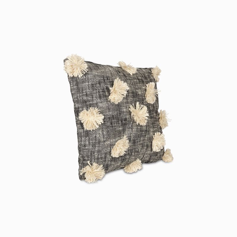 Cojin-pompones-beige