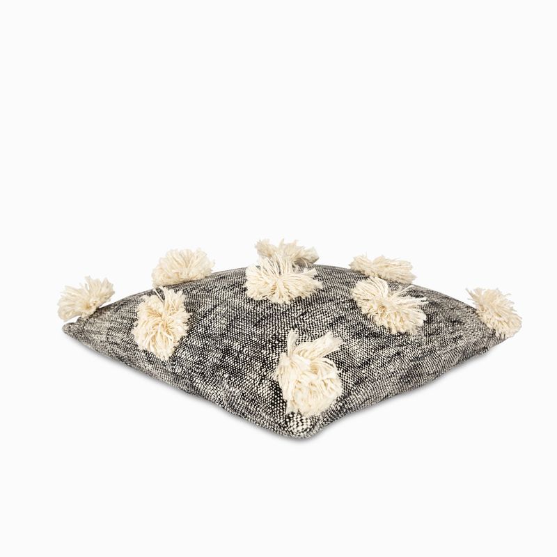 Cojin-pompones-beige