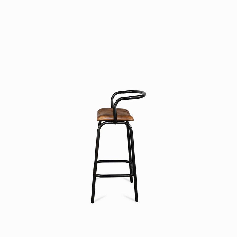 Silla-para-bar-con-espalda-en-hierro-y-cuero