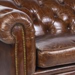 Sofa-Cuero-2-puestos-capitoneado