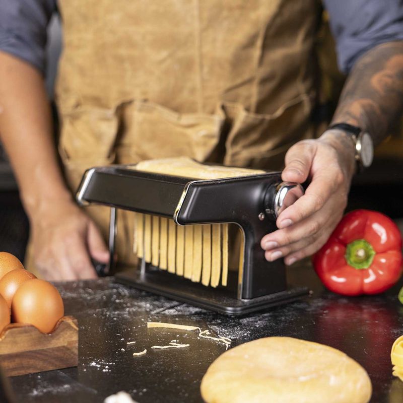 Maquina-de-pasta-negra