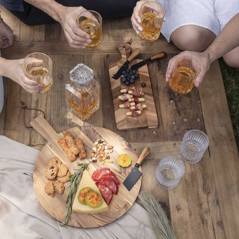 Set-tabla-rectangular-acacia-y-cuchillos-para-el-queso