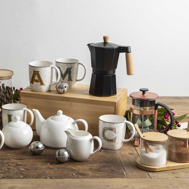 Cafetera-Moka-9-tazas-negra-mango-en-madera